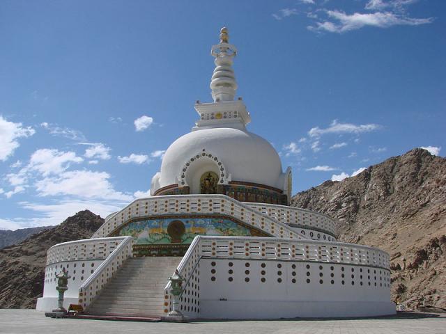800px-Shanti_Stupa
